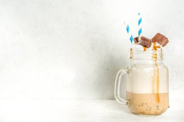 Farklı buzlu yaz kahve içecekleri - espresso, frappe, latte, cappuccino, kremalı, şuruplu ve ezilmiş buzlu, çeşitli bardaklarda ve kupalarda beyaz arka planda fotokopi alanı