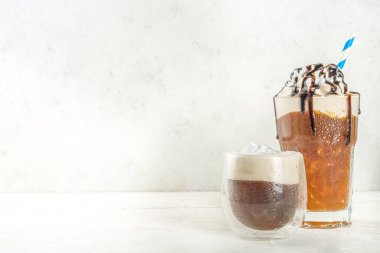 Farklı buzlu yaz kahve içecekleri - espresso, frappe, latte, cappuccino, kremalı, şuruplu ve ezilmiş buzlu, çeşitli bardaklarda ve kupalarda beyaz arka planda fotokopi alanı