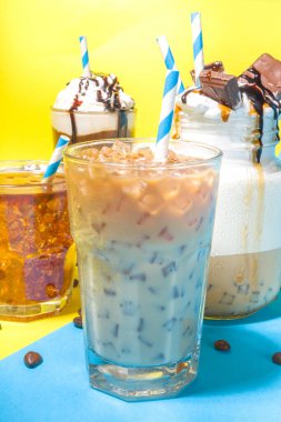 Farklı buzlu yaz kahve içecekleri - espresso, frappe, latte, cappuccino, kremalı, şuruplu ve ezilmiş buzlu, çeşitli bardaklarda ve kupalarda beyaz arka planda fotokopi alanı