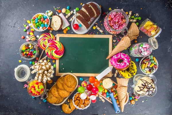 Seleção Doces Coloridos Conjunto Vários Doces Chocolates Rosquinhas Biscoitos Pirulitos — Fotografia de Stock