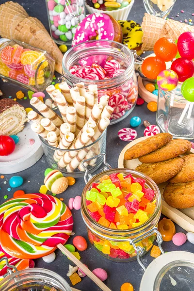 Seleção Doces Coloridos Conjunto Vários Doces Chocolates Rosquinhas Biscoitos Pirulitos — Fotografia de Stock