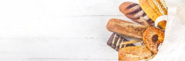 Beyaz arka planda çeşitli lezzetli, taze pişmiş ekmekler fotokopi alanı