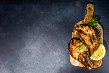 Baharatlı ve limonlu ızgara somon bifteği, bbq keto diyet fod konsepti