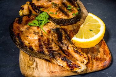 Baharatlı ve limonlu ızgara somon bifteği, bbq keto diyet fod konsepti