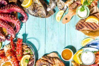 Çeşitli barbekü çeşitleri Akdeniz ızgara gıdaları - balık, ahtapot, karides, yengeç, deniz ürünleri, midye, yaz diyeti bbq parti festivali, kebap, soslar, açık mavi sunne ahşap arka plan