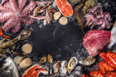 Çeşitli taze çiğ deniz ürünleri seti - ahtapot, yengeç, kalamar, karides, istiridye, midye, somon balığı limon baharatlı ton balığı, ezilmiş buzlu arka plan üst görünümü olan siyah arkaplan 