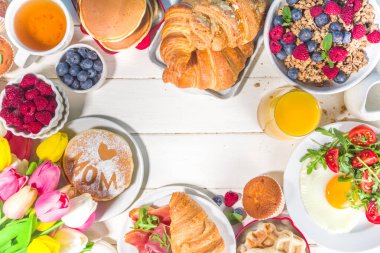 Anneler Günü Brunch Restoran Davetiyesi. Çeşitli Anneler Günü Menüleri, geleneksel kahvaltı, öğle yemeği ve içecek seti, güneşli beyaz ahşap arka planda çiçekler.