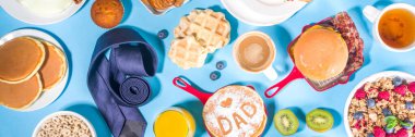 Babalar Günü Brunch Restoran Davetiyesi. Babalar Günü menüsü, geleneksel kahvaltı ve öğle yemeği seti, güneşli mavi arka planda kravat.