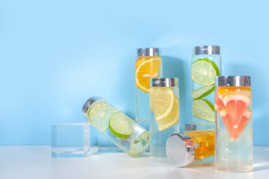 Şişe içinde çeşitli soğuk içecekler, yaz aşılamalı su şişeleri, limonata sağlıklı kokteyller limon, portakal, greyfurt, ıhlamur, parlak arka plan kopyalama alanı