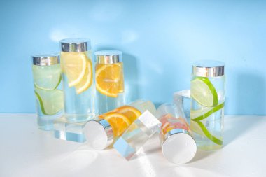 Şişe içinde çeşitli soğuk içecekler, yaz aşılamalı su şişeleri, limonata sağlıklı kokteyller limon, portakal, greyfurt, ıhlamur, parlak arka plan kopyalama alanı