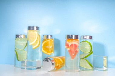 Şişe içinde çeşitli soğuk içecekler, yaz aşılamalı su şişeleri, limonata sağlıklı kokteyller limon, portakal, greyfurt, ıhlamur, parlak arka plan kopyalama alanı