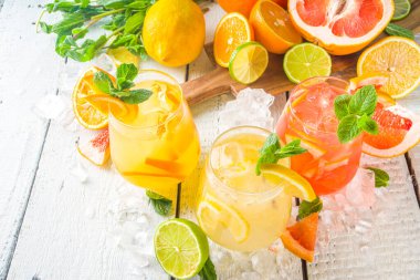Yaz soğuk içecekleri, meyve limonatalı sangria kokteyli, çeşitli limonlu içecekler - portakal, limon, greyfurt, limon, taze meyve kopyalama alanı