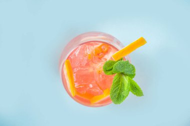 Bir bardak soğuk limonata, greyfurt parçaları, buz ve naneli fotokopi alanı. 