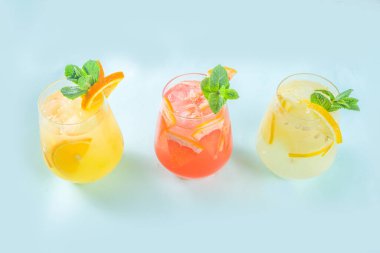 Yaz soğuk içecekleri, meyve limonatalı sangria kokteyli, çeşitli limonlu içecekler - portakal, limon, greyfurt, limon, taze meyve kopyalama alanı