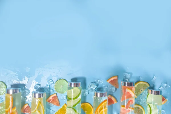 Olika Typer Kalla Drycker Flaskor Sommar Infunderade Vattenflaskor Lemonad Friska — Stockfoto