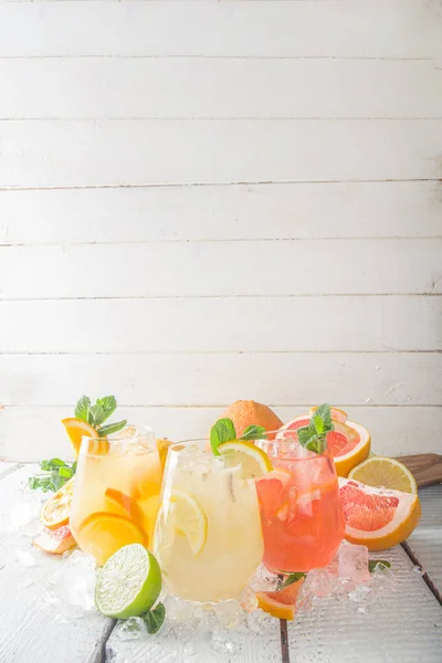 Θερινά Κρύα Ροφήματα Φρουτολεμονάδα Sangria Cocktail Αφεψήματα Διάφορα Εσπεριδοειδή Πορτοκάλι — Φωτογραφία Αρχείου
