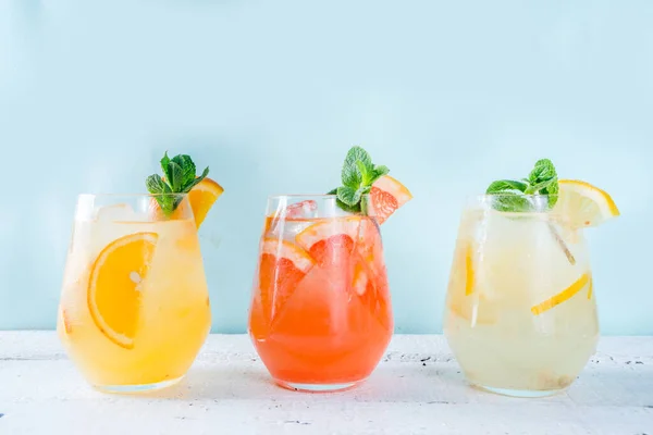夏季冷饮 柠檬水沙利阿鸡尾酒 石灰等多种柑橘类饮料 并配以新鲜水果复制空间 — 图库照片