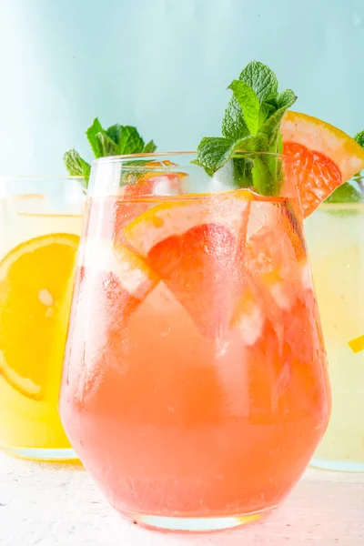 Θερινά Κρύα Ροφήματα Φρουτολεμονάδα Sangria Cocktail Αφεψήματα Διάφορα Εσπεριδοειδή Πορτοκάλι — Φωτογραφία Αρχείου