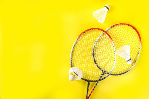 Zomer Sport Activiteit Concept Twee Badminton Peddel Rackets Met Shuttlecocks — Stockfoto