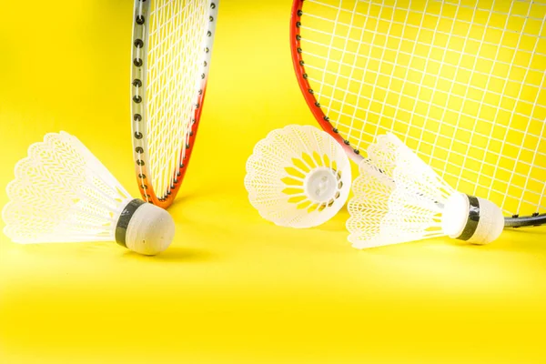 Conceito Atividade Esportiva Verão Dois Badminton Raquetes Remo Com Shuttlecocks — Fotografia de Stock