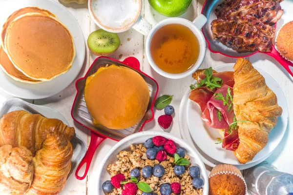 Çeşitli Geleneksel Kahvaltı Yemekleri Domuz Pastırmalı Kızarmış Yumurta Müsli Yulaf — Stok fotoğraf