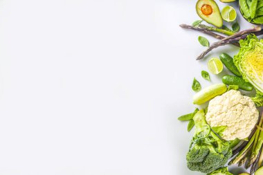 Sağlıklı diyet bahar yemekleri. Taze taze organik sebze çeşitleri - brokoli, karnabahar, kabak, salatalık, kuşkonmaz, ıspanak, avokado, beyaz arka planda lahana.