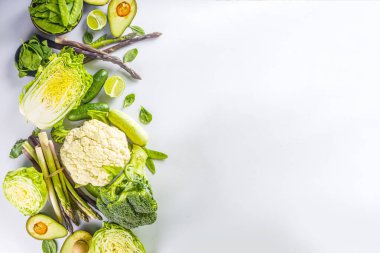 Sağlıklı diyet bahar yemekleri. Taze taze organik sebze çeşitleri - brokoli, karnabahar, kabak, salatalık, kuşkonmaz, ıspanak, avokado, beyaz arka planda lahana.