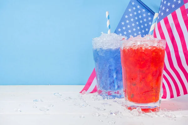Выпьем Празднование Дня Независимости Америки Коктейли Красным Голубым Льдом Цвета — стоковое фото