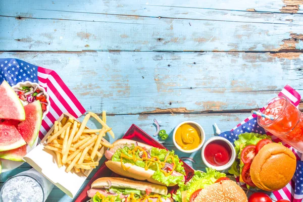 독립기념일 독립기념일 애국적 음식이야 햄버거 핫도그 나무로 식탁을 — 스톡 사진