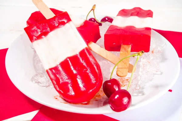 Vatansever Kırmızı Beyaz Dondurma Kanada Günü Için Beyaz Ahşap Masada — Stok fotoğraf