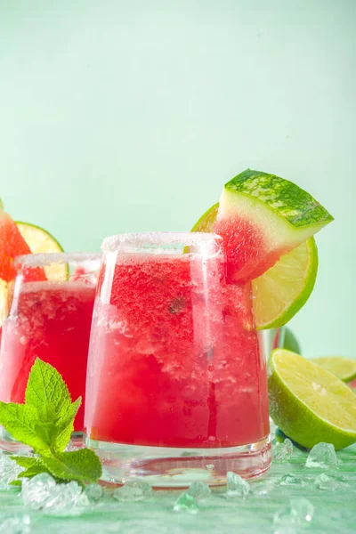 Kalter Sommercocktail Wassermelonen Margaritas Oder Mojito Mit Wassermelone Und Limettenscheiben — Stockfoto