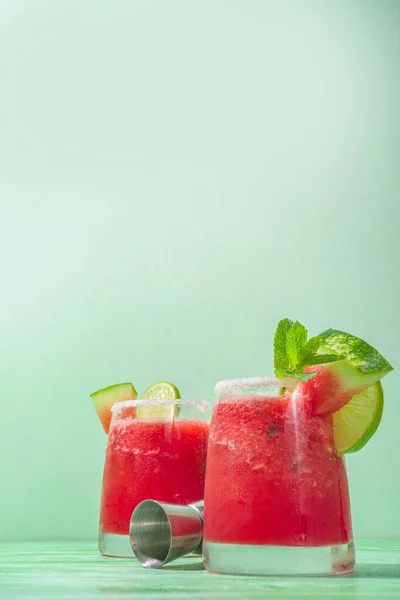 Kall Sommarcocktail Vattenmelonmargaritas Eller Mojito Med Vattenmelon Och Limeskivor Krossad — Stockfoto