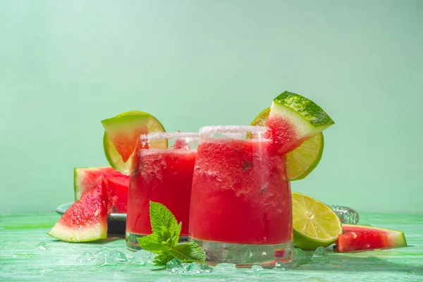 Kalter Sommercocktail Wassermelonen Margaritas Oder Mojito Mit Wassermelone Und Limettenscheiben — Stockfoto