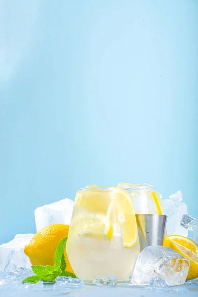 전통적 시원하고 레모네이드와 레몬을 얼음으로 뒤덮인 배경에 레모네이드 — 스톡 사진