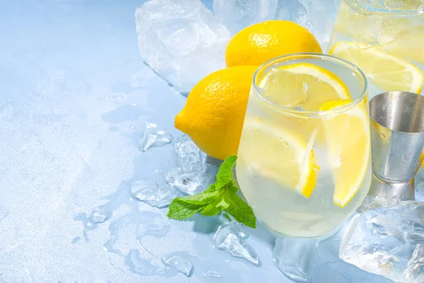 Vara Tradițională Limonadă Cocktail Răcoritoare Rece Felii Lămâie Mulțime Gheață — Fotografie, imagine de stoc