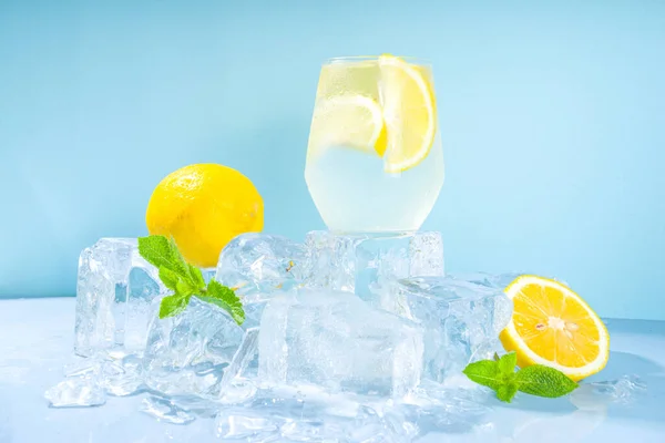 Limonada Refrescante Tradicional Verano Con Rodajas Limón Mucho Hielo Picado —  Fotos de Stock