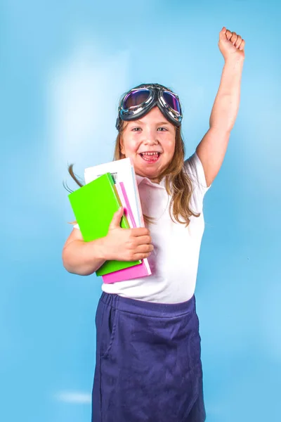 学校に戻ると 子供の科学教育における学習インスピレーション 知識への追求 白い青い制服のかわいい小学生 飛行ゴーグルと カラフルな青の背景にジャンプ — ストック写真