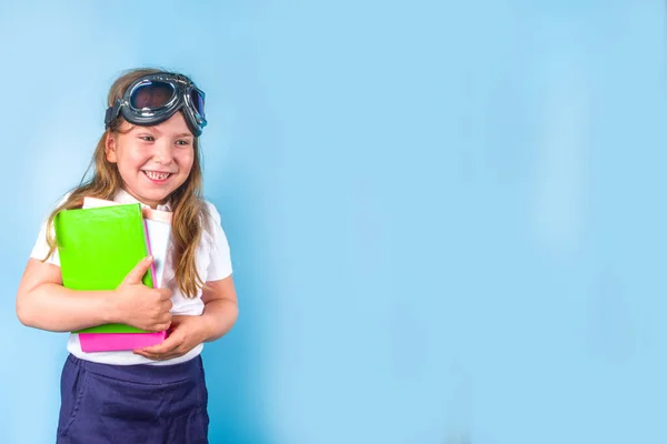 学校に戻ると 子供の科学教育における学習インスピレーション 知識への追求 白い青い制服のかわいい小学生 飛行ゴーグルと カラフルな青の背景にジャンプ — ストック写真