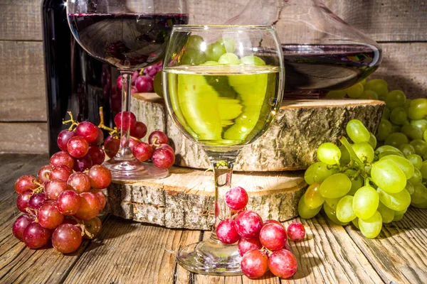 Vasos Vino Tinto Blanco Con Sol Sombras Con Botella Decantador —  Fotos de Stock