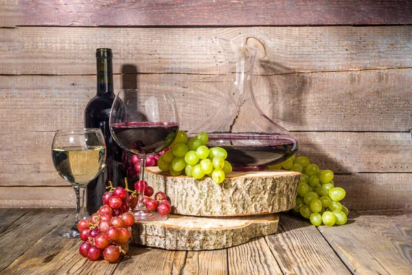 Bicchieri Vino Rosso Bianco Con Sole Ombre Con Bottiglia Decanter — Foto Stock