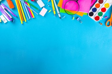 Okula, eğitim geçmişine. Okul Çantası, Not Defteri, Kalem, Kalem, Kalem, Kalem, Büyüteç, Silgi, Kağıt Kıskaç, Alarm Saati, Okul Malzemeleri 