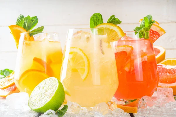 夏の冷たい飲み物 フルーツレモネードサングリアカクテル オレンジ レモン グレープフルーツ ライム 新鮮な果物のコピースペース — ストック写真