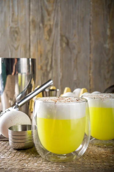 Herbst Hausgemachter Bourbon Egg Flip Cocktail Mit Gewürzen Holzhintergrund Mit — Stockfoto