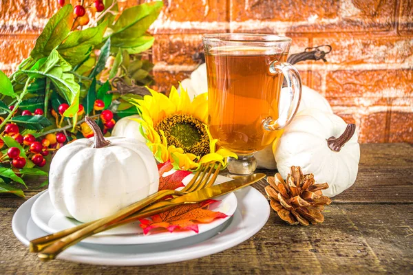 Koncepcja Święto Dziękczynienia Jesienny Stół Płytą Filiżanka Herbaty Dynie Słonecznik — Zdjęcie stockowe