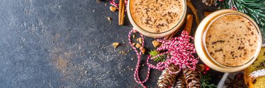 Farklı bardaklarda baharatlı geleneksel Noel yumurtası sütü içeceği. Eggnog kokteyli, Cola de mono, Creme de Vie Cream of Life içeceği. Noel dekorlu koyu arkaplan