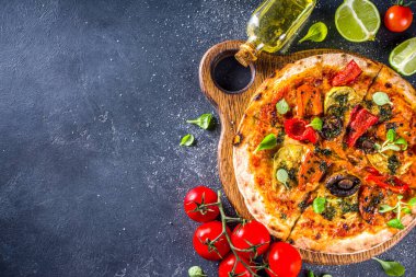 Vejetaryen ev yapımı pizza. Fırında sebze ve mantarlı tam tahıllı pizza. gri taş arkaplan kopyalama alanı