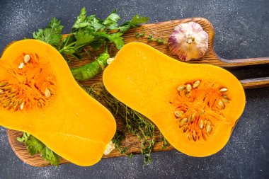 Siyah masada tereyağlı ezme. Yarısı kesilmiş kabak kabağı ve baharatlar yemek için, üst görünüm kopyalama alanı