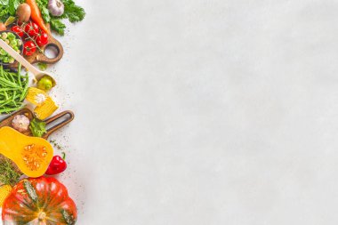 Sonbahar aşçılığı. Organik güz hasadı sebzeleri, geleneksel Şükran Günü yemeği pişirmek için çiğ vegan malzemeleri ve beyaz arka planda düşen yiyecekler.