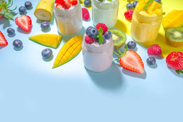 Zestaw Różnych Jogurtów Owocowych Jagodowych Szklanych Słoikach Różnorodność Zdrowe Śniadanie — Zdjęcie stockowe