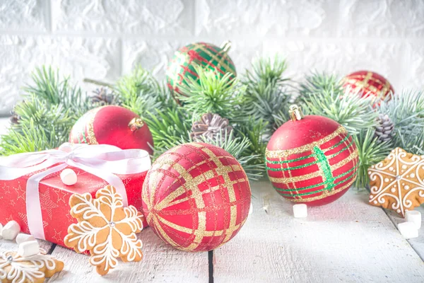 Tannenzweige Geschenkschachteln Mit Festlichem Band Weihnachtsdekoration Lebkuchen Und Kugeln Auf — Stockfoto